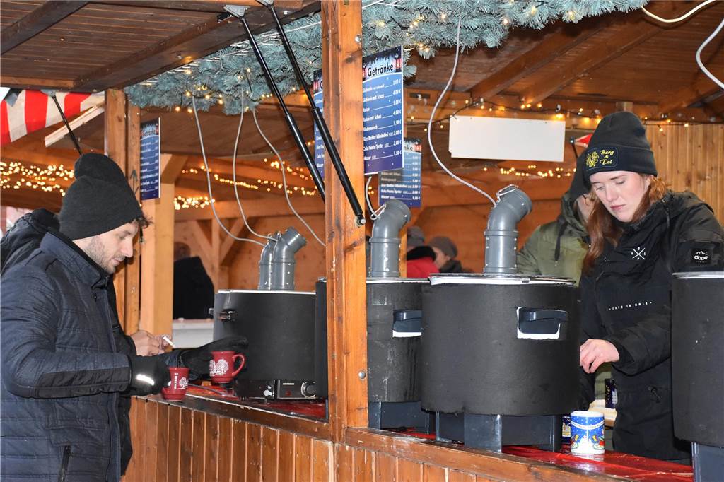 Menschen feiern auf dem Weihnachtsmarkt auf Hof Lenz in Ascheberg 2024.