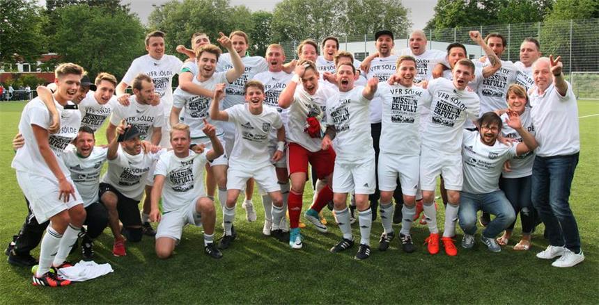 So sehen Aufsteiger aus: die Jungs des VfR Sölde.