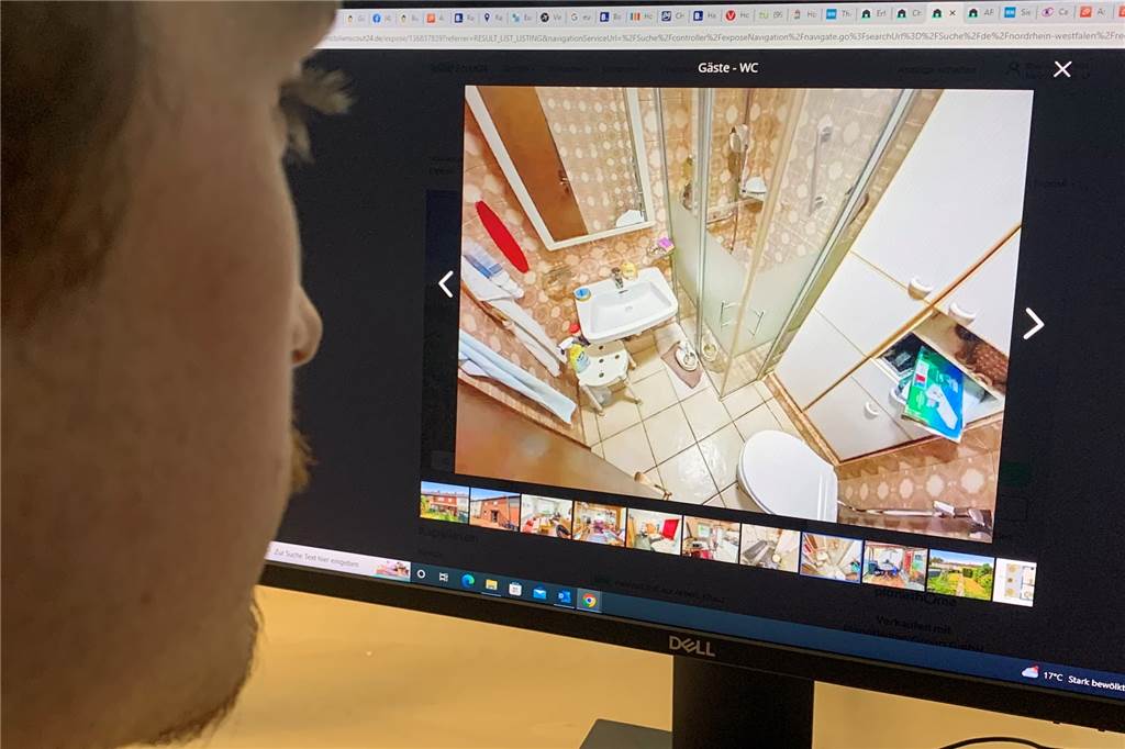 Immo-Check: Diese Häuser sind in Castrop-Rauxel neu auf dem Markt Unser Reporter blickt auf einen Computerbildschirm, auf dem das Badezimmer des Hauses in den Aapwiesen abgebildet ist.
