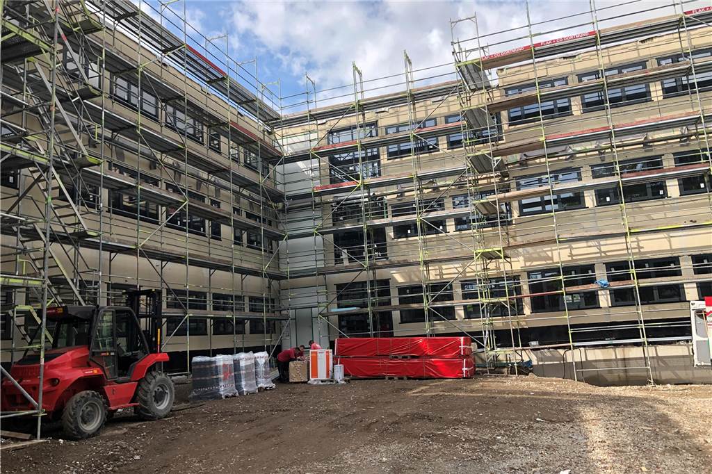 Bauleiter stolz: Nach nur vier Wochen steht hier ein großer Schulneubau So sehen die beiden Neubau-Körper am Immanuel-Kant-Gymnasium jetzt aus