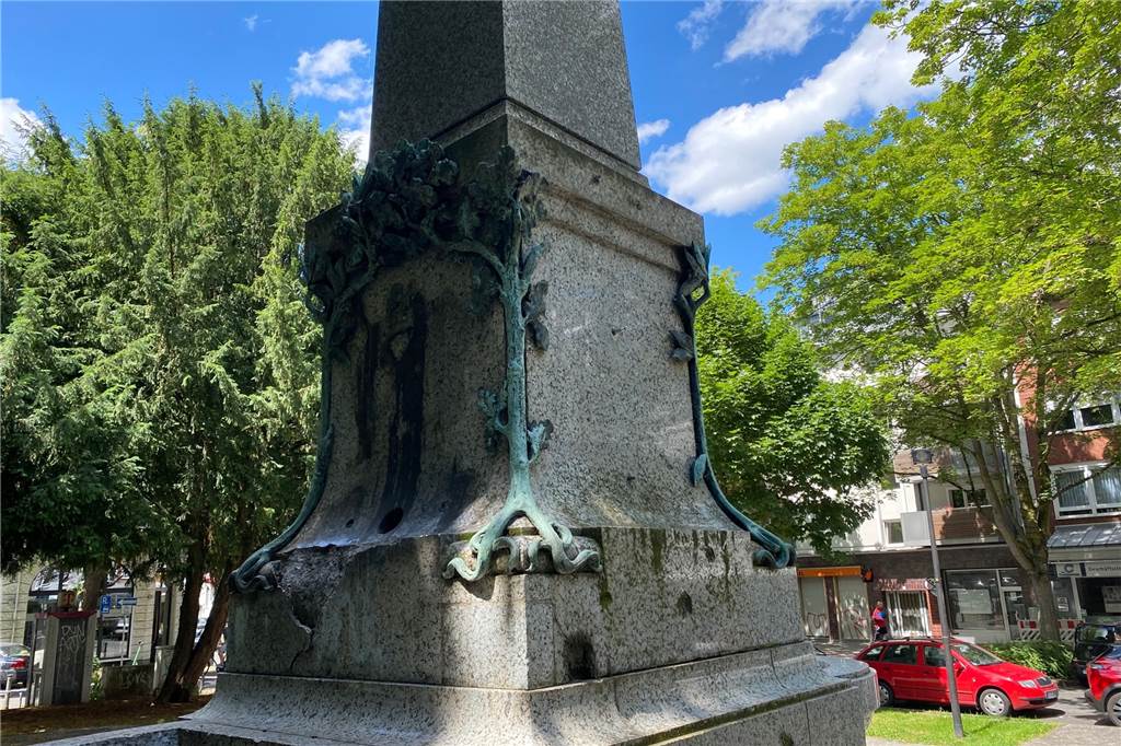 Stadt will Kaiserbrunnen restaurieren - Fotos gesucht So sehen die beiden Seiten des Obelisken am Kaiserbrunnen aus, an denen früher das Wappen und der Löwenkopf befestigt waren.
