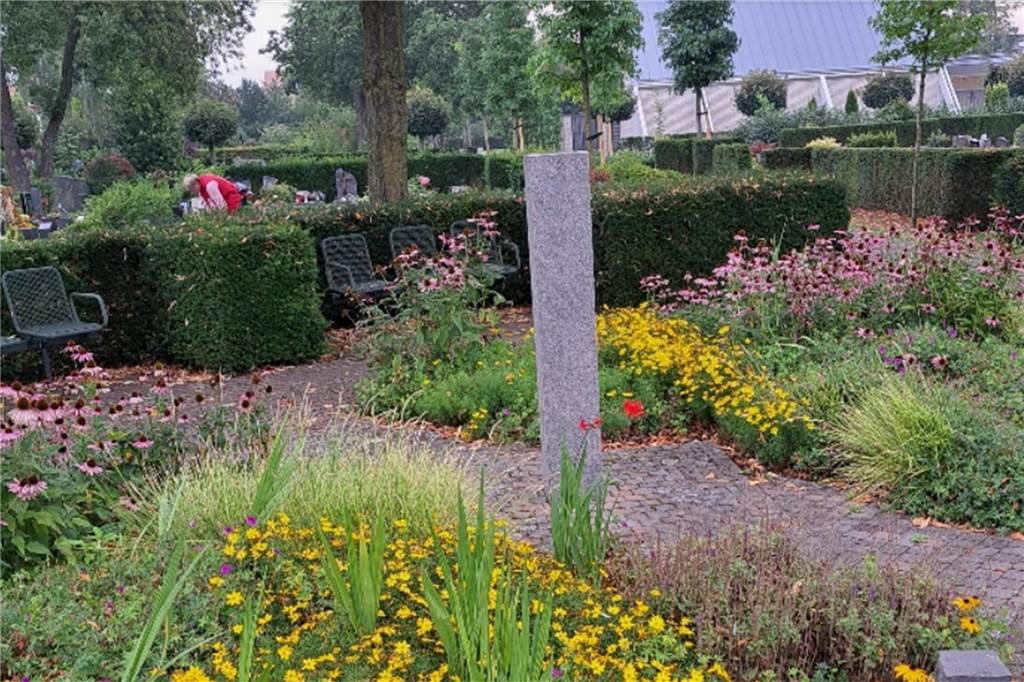 Blühende Staudengräber