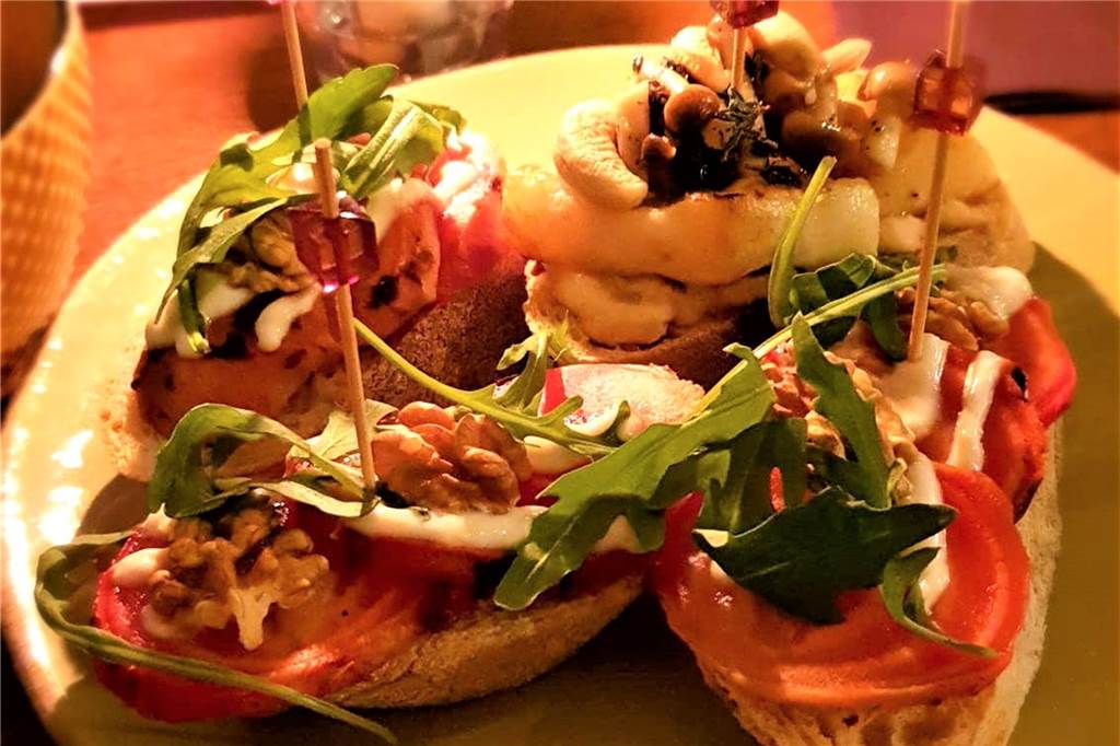 Alte Nordstadt-Kneipe ist jetzt eine Weinbar mit baskischen Tapas So sehen die kleinen kulinarischen Köstlichkeiten aus: die baskischen Pintxos, die es in vielen Variationen frisch zubereitet gibt.