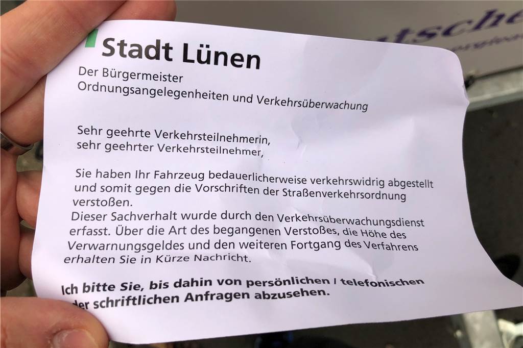 Werbefahrzeuge blockieren Parkplätze: Das sagt die Stadt Lünen So sehen die Knöllchen des Lüner Ordnungsamtes aus. 20 Euro kostet es, wenn ein Anhänger länger als 14 Tage abgekoppelt auf einem öffentlichen Parkplatz steht.