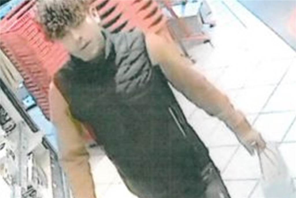 Polizei sucht mit Fotos nach Männern: Diebstahl von Parfüms in Hörde So sehen die Männer aus, die im Oktober 2023 in Hörde mehrere Parfüms gestohlen haben.