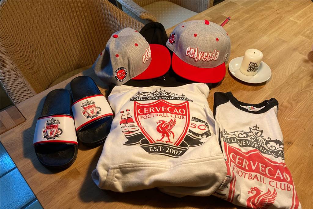 Komplett ohne Training: Dortmunder Fußballteam mischt seine Liga trotzdem auf So sehen die Merchandise-Produkte der Truppe aus.