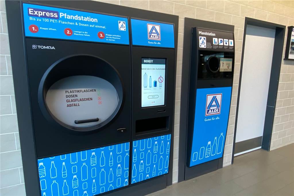 Aldi testet Innovation: Neuer Pfandautomat soll Rückgabe revolutionieren Ein Pfandautomat des Modells Tomra R1 steht in einer Filiale von Aldi.
