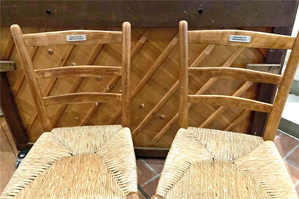 Küsterehepaar Busch verabschiedet sich nach 30 Jahren An den reservierten Stühlen kleben Namensschilder.