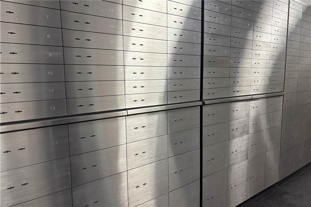 Volksbank öffnet im neuen Gewand: Bekenntnis zu Standort am Biesenkamp Die Schließfächer für Kunden der Volksbank sind nummeriert und haben eine silbern glänzende Oberfläche.