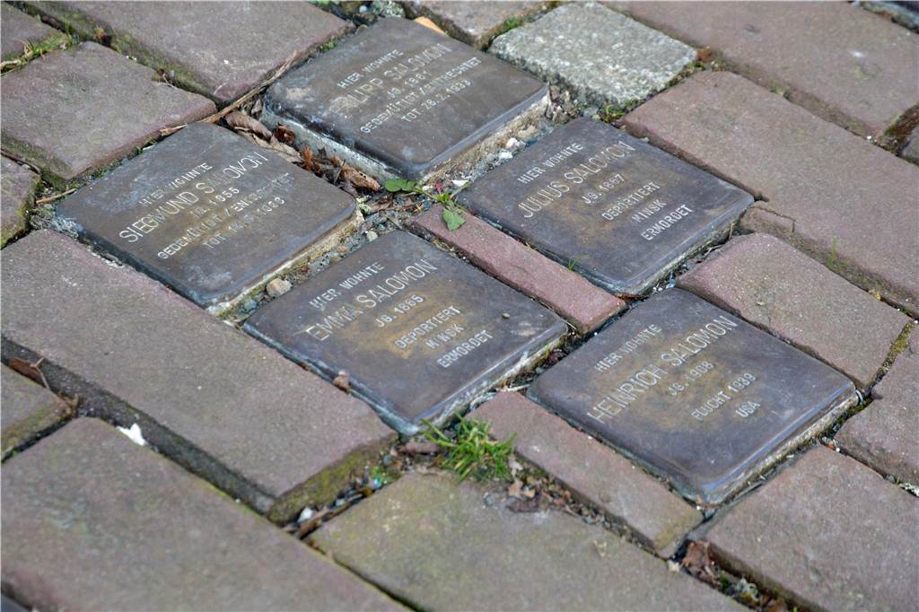 Erinnerung an Holocaust-Opfer: Clemens Overmann kämpft weiter für Aufklärung So sehen die Stolpersteine für die Familie Salomon aus.