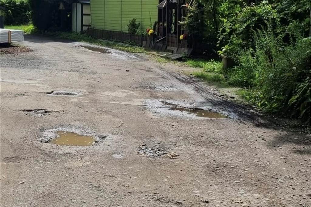 Etlichen Campern steht Abriss im Ferienpark Hoher Niemen bevor So sehen die Straßen auf dem Campingplatz teilweise aus.