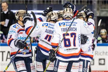 So sehen es die Roosters-Fans gerne: Jubelnde Iserlohner Spieler. In Ingolstadt am Donnerstagabend holten die Sauerländer mit dem 3:2-Erfolg drei wichtige Punkte.