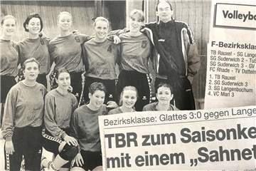 So sehen Meister-Spielerinnen aus – und ihr Trainer Michael Fuchs. Im März 1999 feierten die Volleyballerinnen des TB Rauxel nach einem 3:0-Sieg gegen den Tabellendritten SG Langenbochum den Titelgewinn in der Bezirksklasse und die damit verbundene Rückkehr in die Bezirksliga. Mitgewirkt hatten damals (hinten, v.l.) Sabrina Kinsler, Ivonne Klar, Jennifer Jeibmann, Christina Schoppe, Birgit Danielmeyer, Coach Fuchs, (vorn, v.l. ) Spielführerin Sandra Gerstberger, Elke Bernhard, Anke Schirlinger, Sabrina Schumacher und Nicole Ressemann.