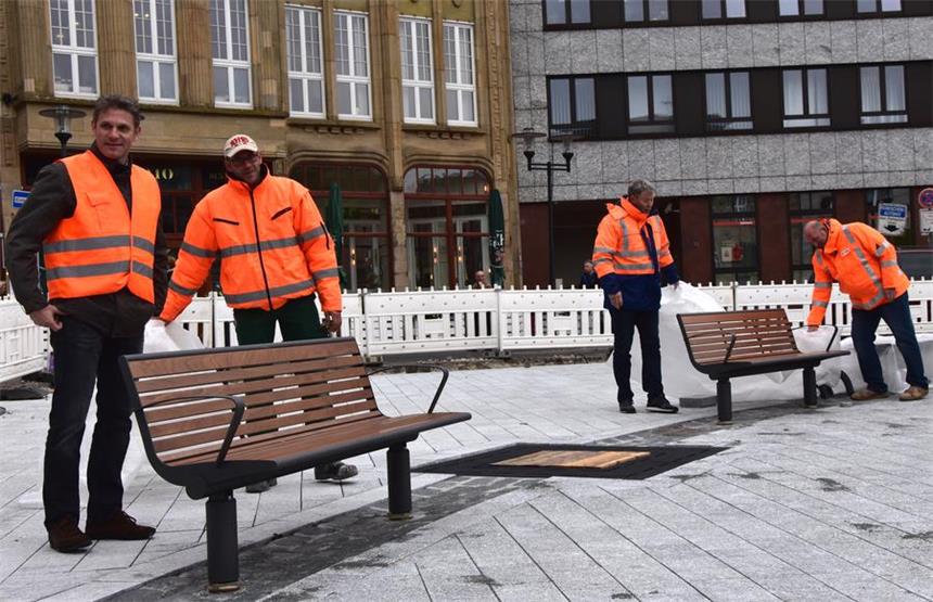 Zweiter Bauabschnitt auf Castroper Markt ist fertig So sehen sie aus, die neuen Bänke auf dem Altstadtmarkt. An diesem Ort stehen sie allerdings aktuell nur zur Probe.