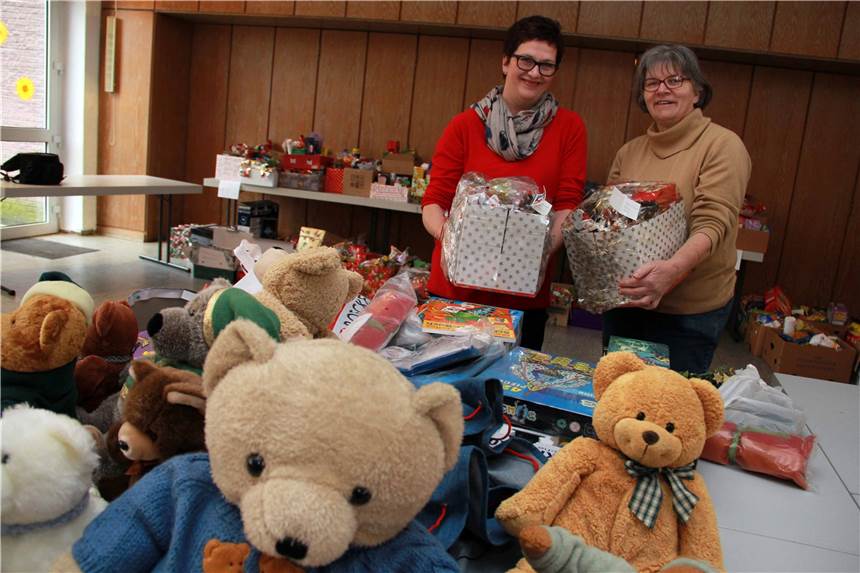 Tafel in Selm bietet auch in diesem Jahr die Aktion Weihnachtskisten So sehen sie aus, die Weihnachtskisten: Hier zu sehen sind Andrea Preuß (l.) und Heike Hoppe. Das Bild ist entstanden im Jahr 2015.