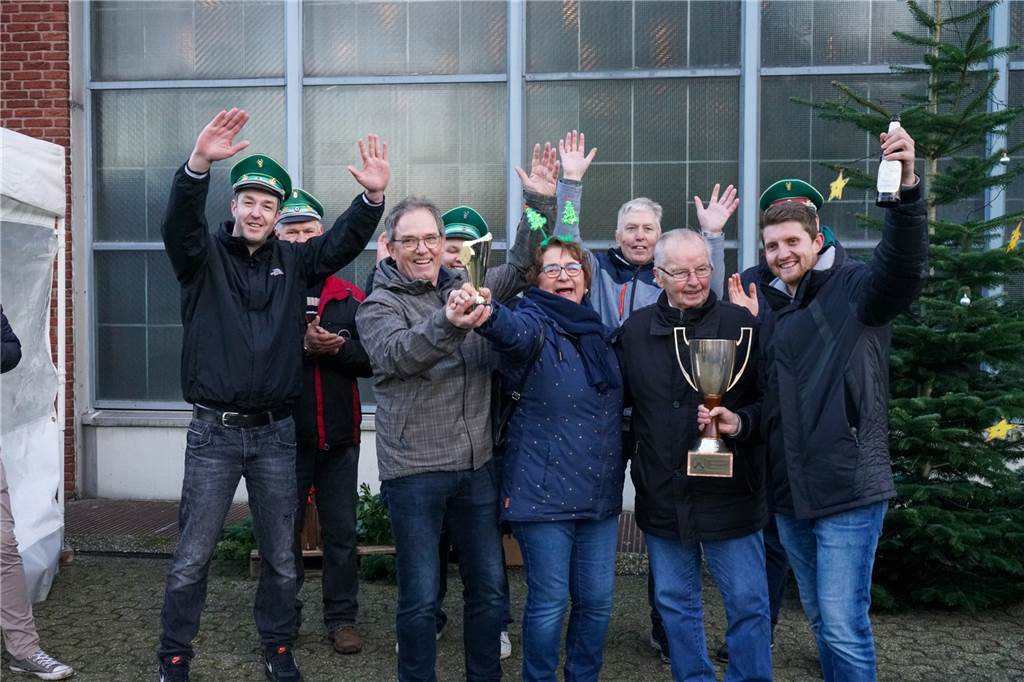 Weihnachtsbaumweitwurf: Hunderte Wöller besuchten das Spektakel So sehen Sieger aus! Dem Promi-Team wurde bei der Siegerehrung der Hans Ahmer Wanderpokal verliehen.