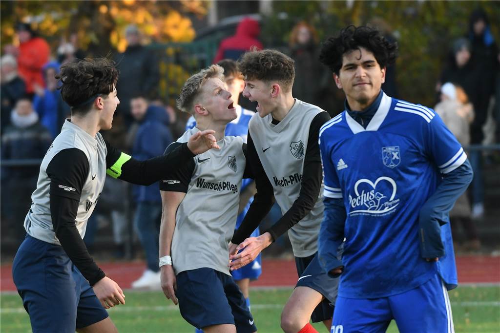 So sehen Sieger aus! Die B-Junioren des SV Wacker Obercastrop gewannen den Kreispokal durch ein 3;2 im Finale gegen den FC Frohlinde.