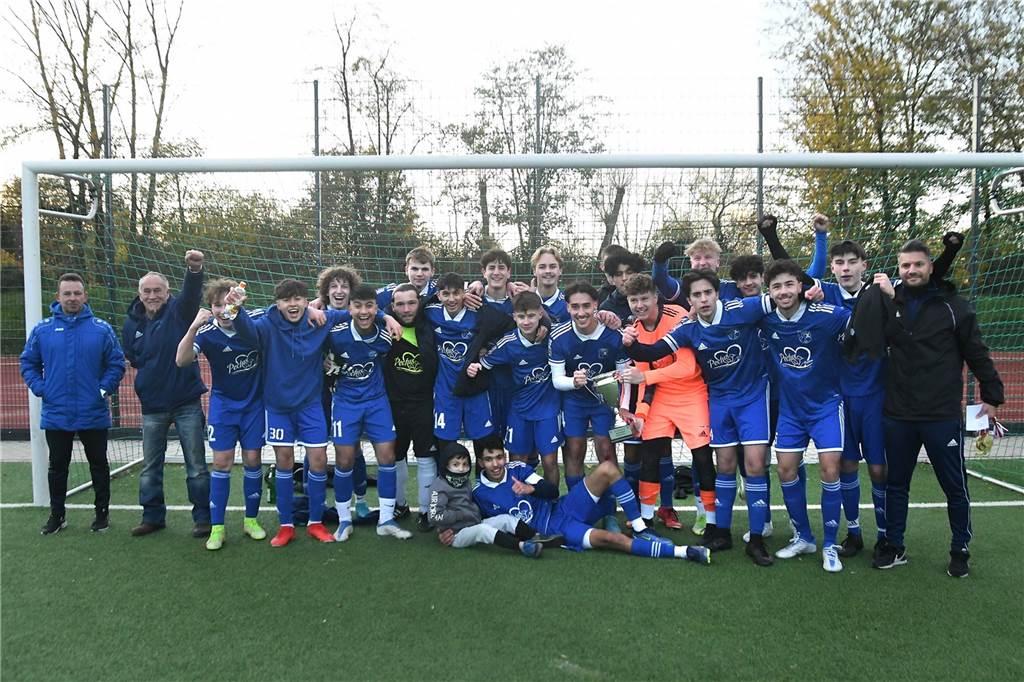 So sehen Sieger aus! Die B-Junioren des SV Wacker Obercastrop gewannen den Kreispokal durch ein 3;2 im Finale gegen den FC Frohlinde.