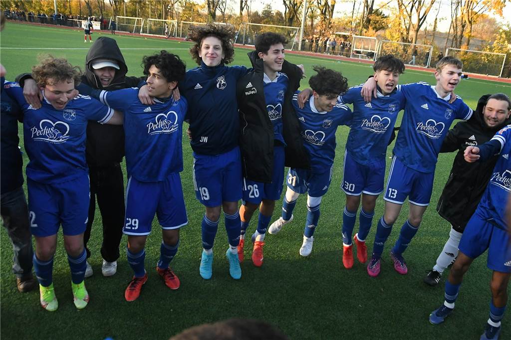 So sehen Sieger aus! Die B-Junioren des SV Wacker Obercastrop gewannen den Kreispokal durch ein 3;2 im Finale gegen den FC Frohlinde.