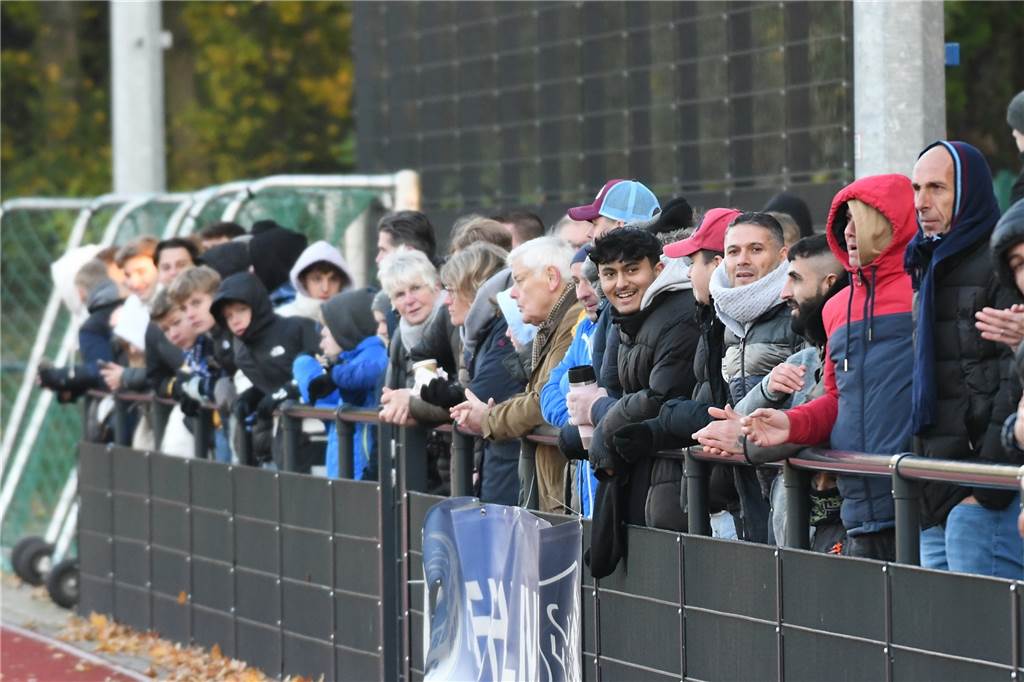 So sehen Sieger aus! Die B-Junioren des SV Wacker Obercastrop gewannen den Kreispokal durch ein 3;2 im Finale gegen den FC Frohlinde.