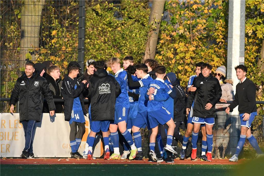So sehen Sieger aus! Die B-Junioren des SV Wacker Obercastrop gewannen den Kreispokal durch ein 3;2 im Finale gegen den FC Frohlinde.