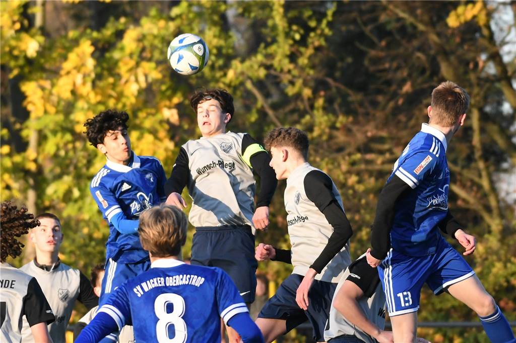 So sehen Sieger aus! Die B-Junioren des SV Wacker Obercastrop gewannen den Kreispokal durch ein 3;2 im Finale gegen den FC Frohlinde.