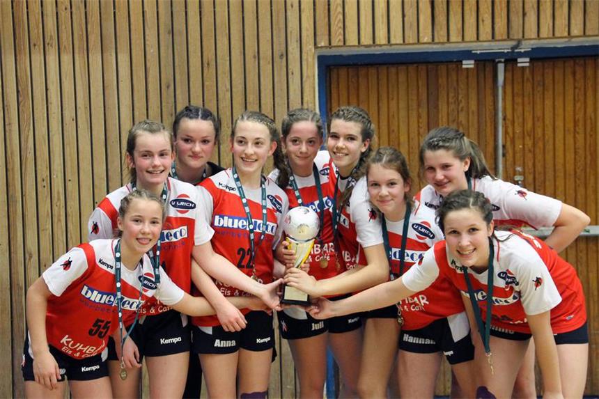 ''Turbo Girls'' der HSG triumphieren beim Turnier der Superlative So sehen Sieger aus: Die C2-Mädchen der HSG Schwerte/Westhofen mit dem Siegerpokal des internationalen Turniers im schwedischen Lund.