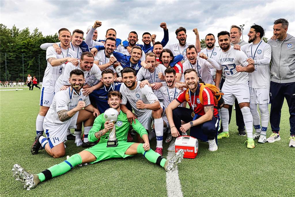 So sehen Sieger aus: Ende Mai gewann der FC Castrop-Rauxel den Kreispokal durch einen 3:0-Endspielsieg beim Landesligisten Firtinaspor Herne.
