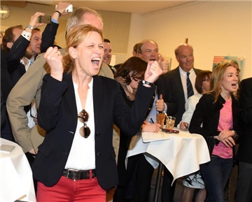 So sehen Sieger aus: Karin Prien und andere CDU-Mitglieder jubeln in Kiel (Schleswig-Holstein) nach Bekanntgabe der ersten Prognosen.