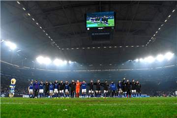So sehen Sieger aus: Schalkes Fußballer feiern den 2:0-Sieg gegen Gladbach vor den Fans in der Nordkurve.