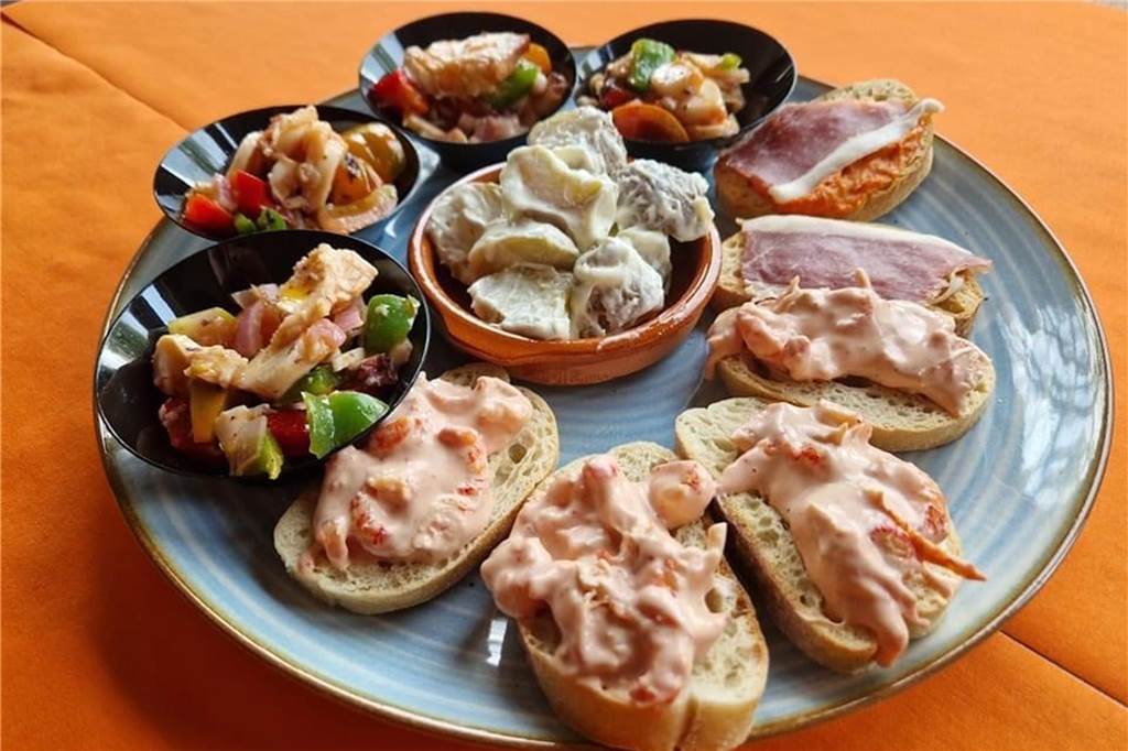 Neues See-Lokal: Nicht nur Tennisspieler sind zur spanischen Küche geladen Tapas auf einem Teller