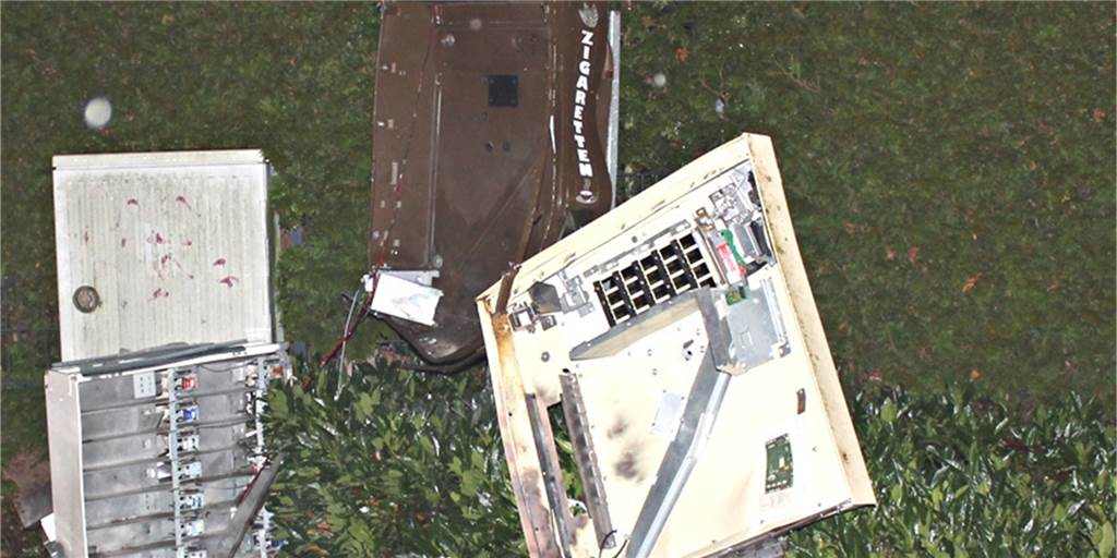 Automatensprengung in Castrop-Rauxel: Lauter Knall macht Zeugen aufmerksam So sehen Zigarettenautomaten aus, die bei einer Sprengung zerstört werden. Dieses Bild stammt allerdings nicht aus Castrop-Rauxel, sondern aus Greven im Münsterland.