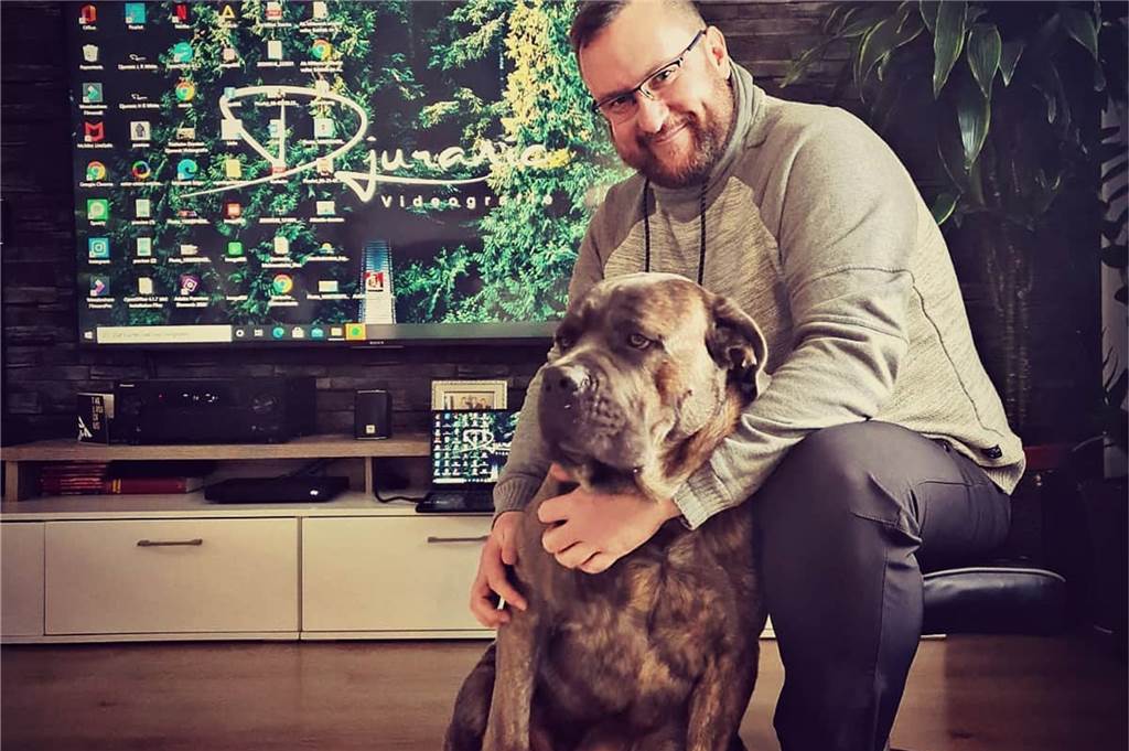 Hunde-Videograf erschafft bewegende Erinnerungen für seine Kunden So sehen zufriedene Hauptdarsteller aus: Sascha Djuranic mit Hund Bacon.