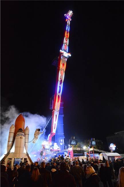 Himmelfahrtskirmes präsentiert sich mit Giant Booster der Superlative So sieht „Apollo 13“ bei Dunkelheit aus.