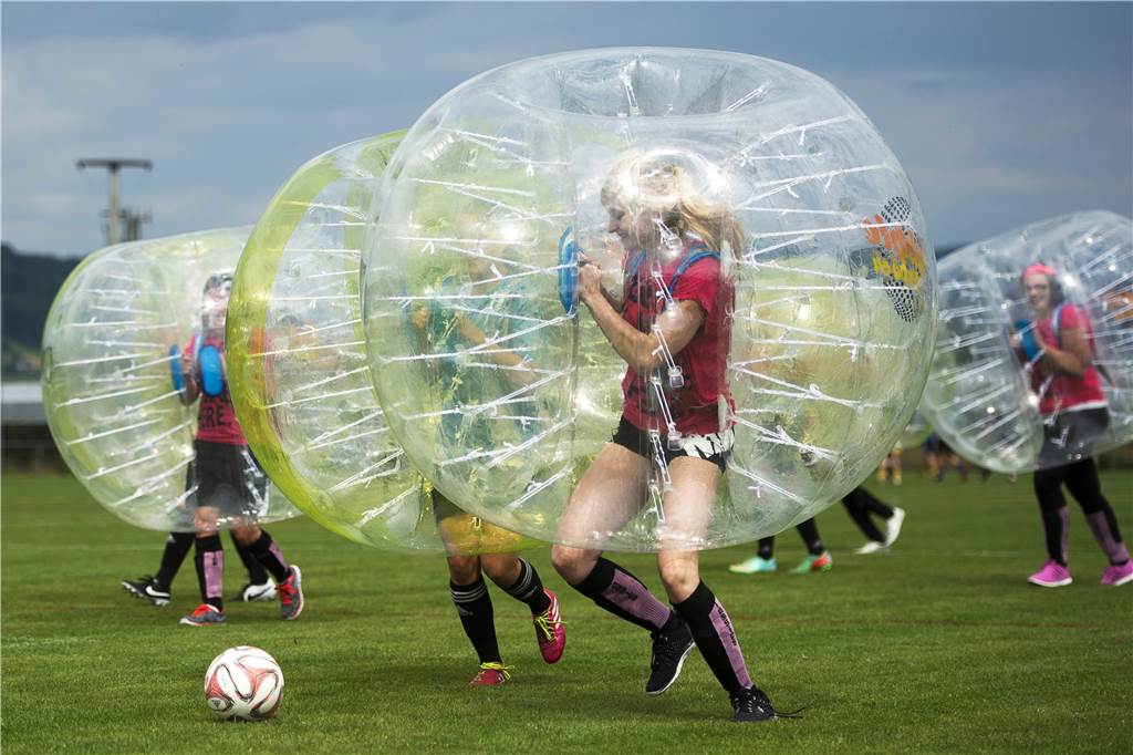 Lockerungen: In Dortmunds Fußballhallen rollt ab Montag wieder der Ball So sieht Bubble-Fußball aus.