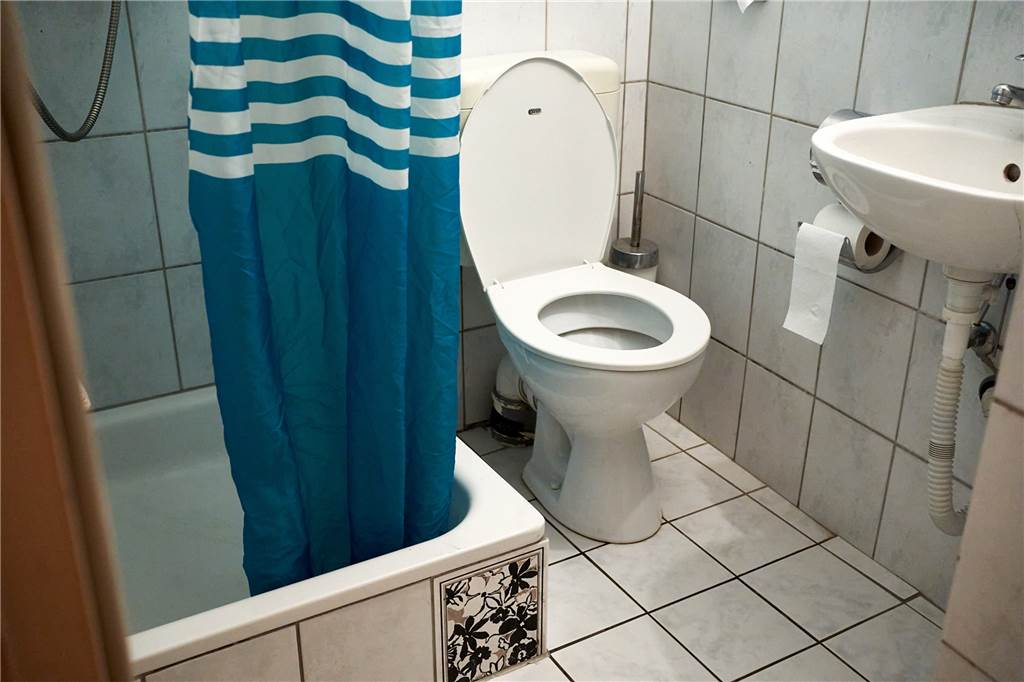 Eine Nacht im billigsten Hotelzimmer Dortmunds: Wie sauber ist es? So sieht das Badezimmer aus.