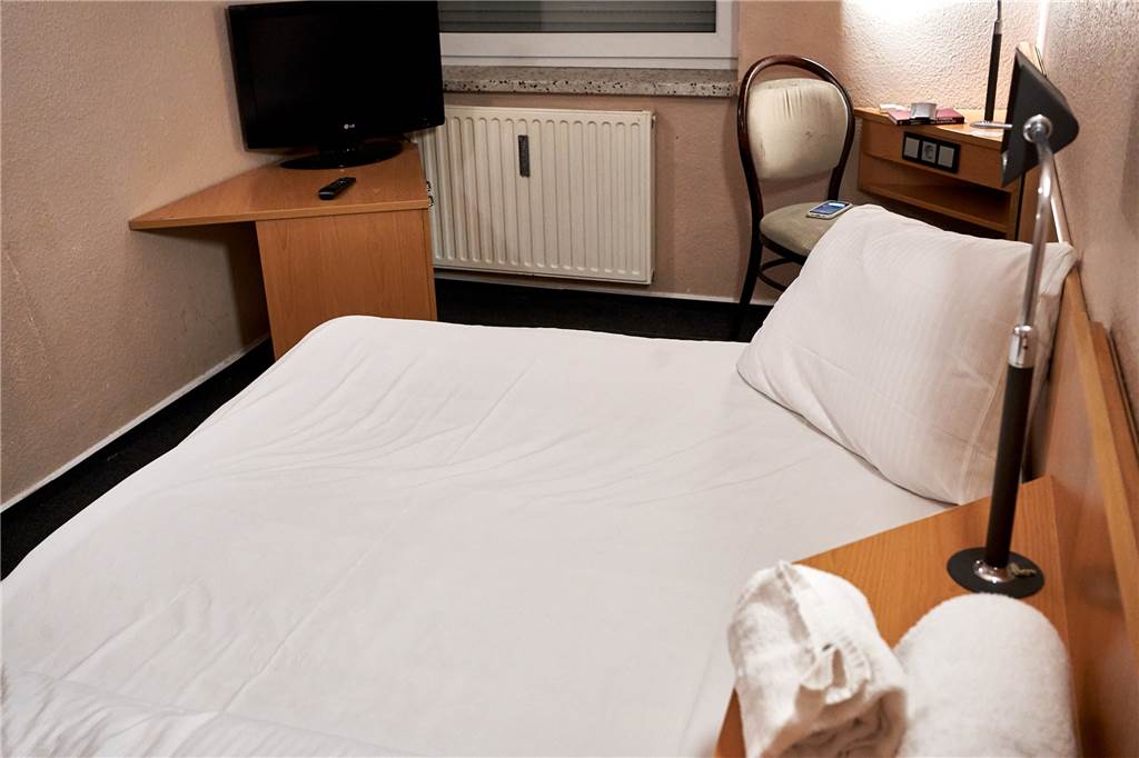 Eine Nacht im billigsten Hotelzimmer Dortmunds: Wie sauber ist es? So sieht das Bett im Zimmer aus.