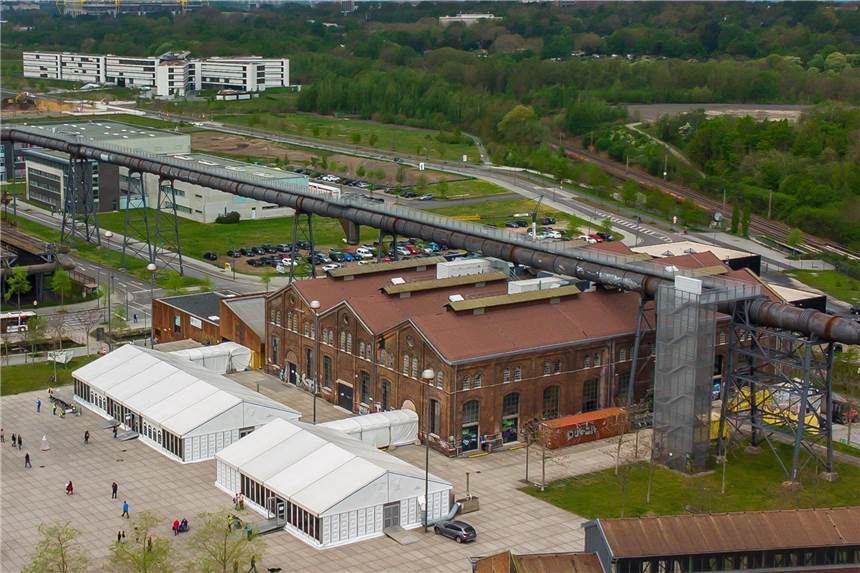 Impfzentrums-Team Dortmund wünscht sich Ende der Impfpriorisierung So sieht das erweiterte Impfzentrum auf Phoenix-West im Überblick aus: Vor der Warsteiner Music Hall sind zwei Zelte für den Eingangsbereich (links) und den Ausgang mit Checkout (recht) entstanden.