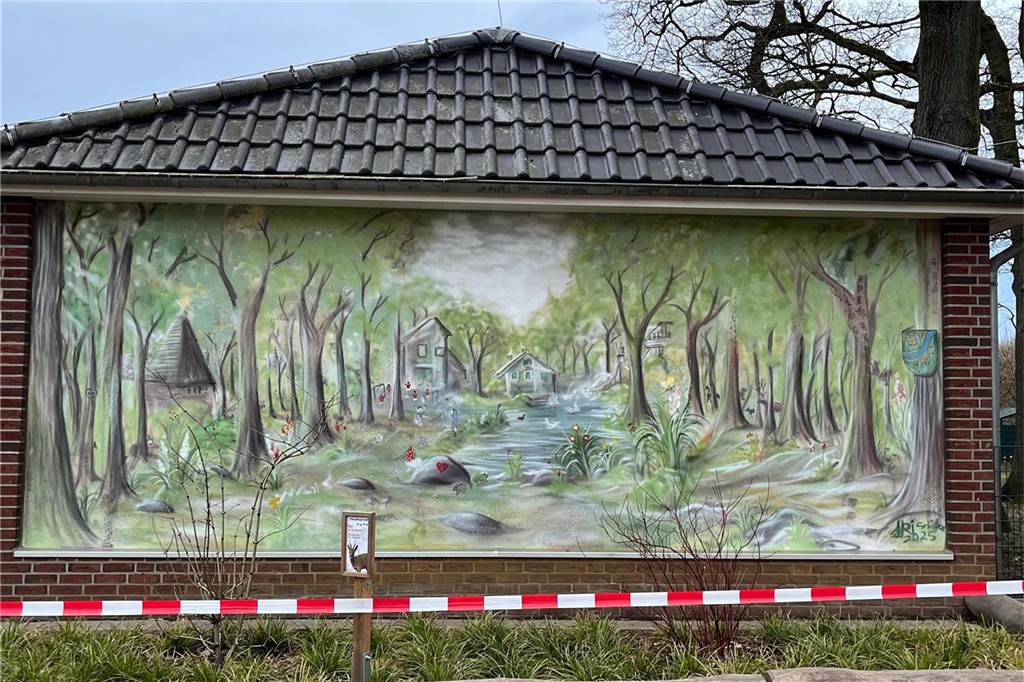 Das fertige Wandgemälde zeigt eine Waldlichtung, einen Teich, das Deutener Wappen und die Mühle.
