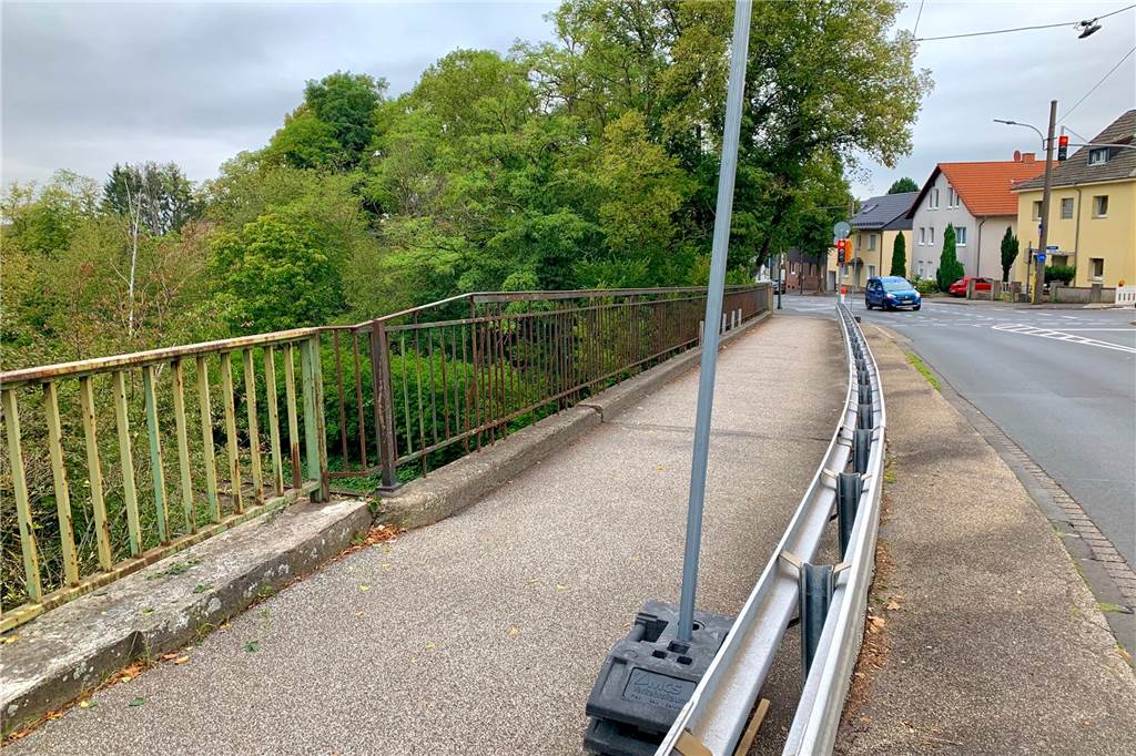 Sanierungsarbeiten an alter Brücke - aber irgendetwas stimmt nicht So sieht das Geländer noch auf der westlichen Seite aus.