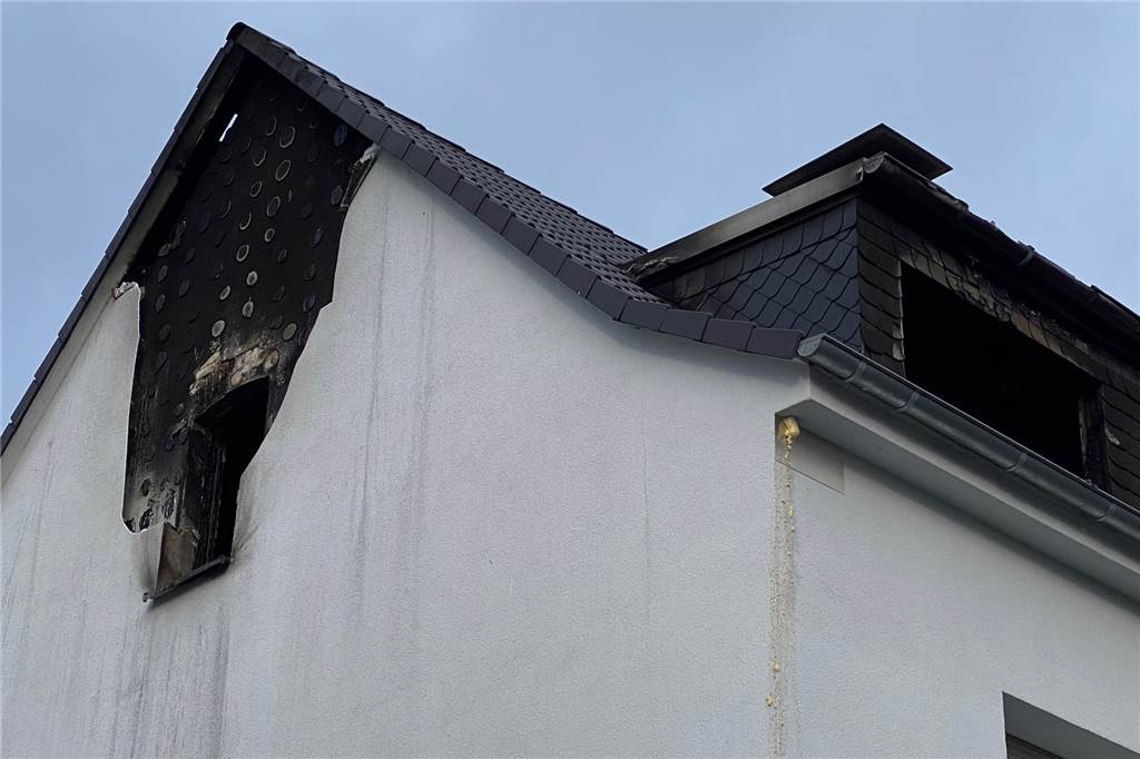 Brand in Oestrich: Pizzabote rettet Mann wohl das Leben Ein vom Feuer zerstörtes Haus in Dortmund Oestrich.