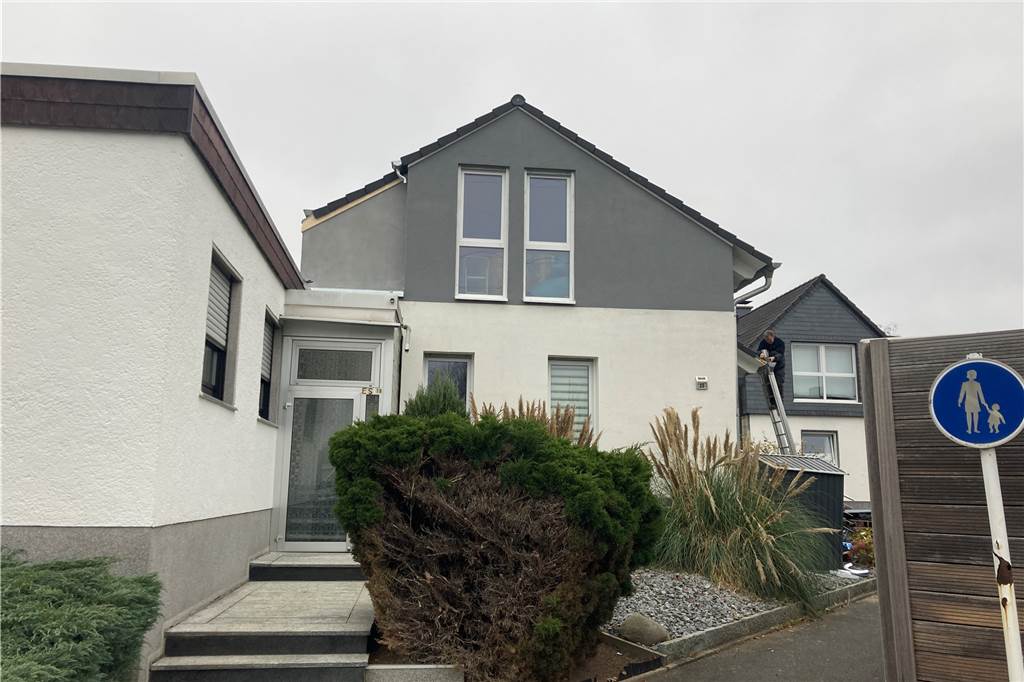 Abrissverfügung vom Tisch: Das Happy End kostete die Ahlers 200.000 Euro So sieht das Haus nun von der Giebelseite her aus.