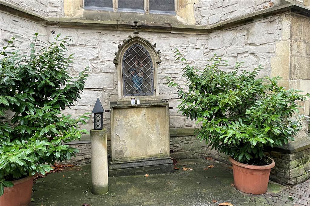 Drei Muttergottes-Darstellungen von herausragender Qualität So sieht das Heiligenhäuschen an der Christophorus-Kirche mit der Muttergottes aus dem 15. Jahrhundert heute aus.