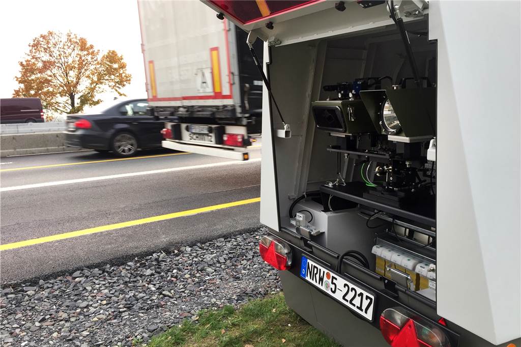 Hier nimmt der Super-Blitzer Dorstener Raser ins Visier So sieht das Innenleben des Hightech-Anhängers aus.