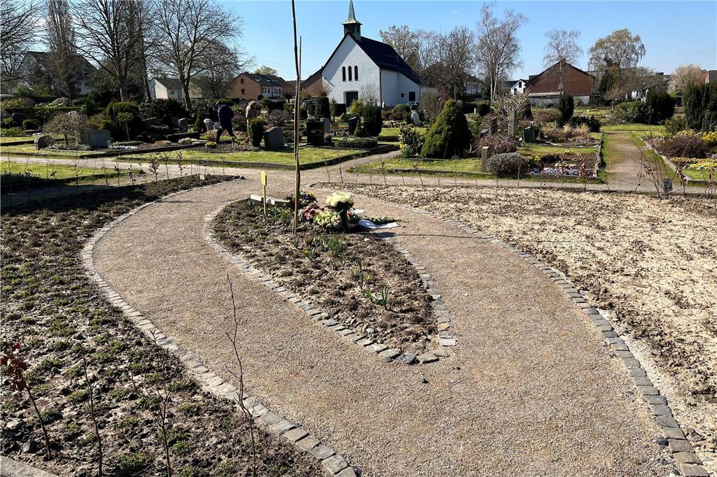 Pflegefrei, aber nicht anonym: Gemeinde bietet neue Begräbnisform an So sieht das neue Gräberfeld für pflegefreie Urnengräber mit einer Ellipse in der Mitte auf dem evangelischen Friedhof Brackel aus