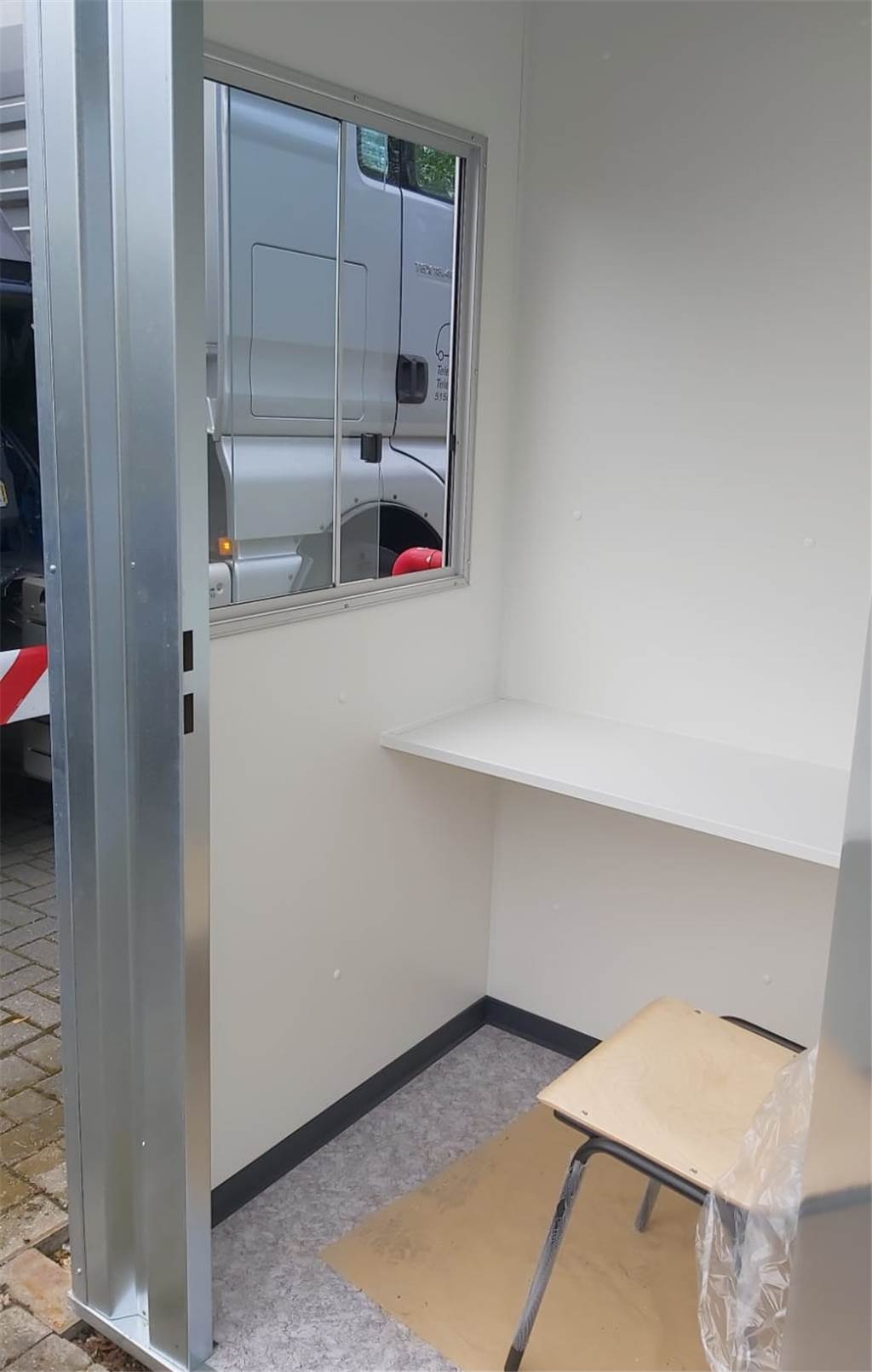Schwergewicht ist in der Ickerner Glückauf-Kampfbahn angekommen So sieht das neue Häuschen von innen aus.