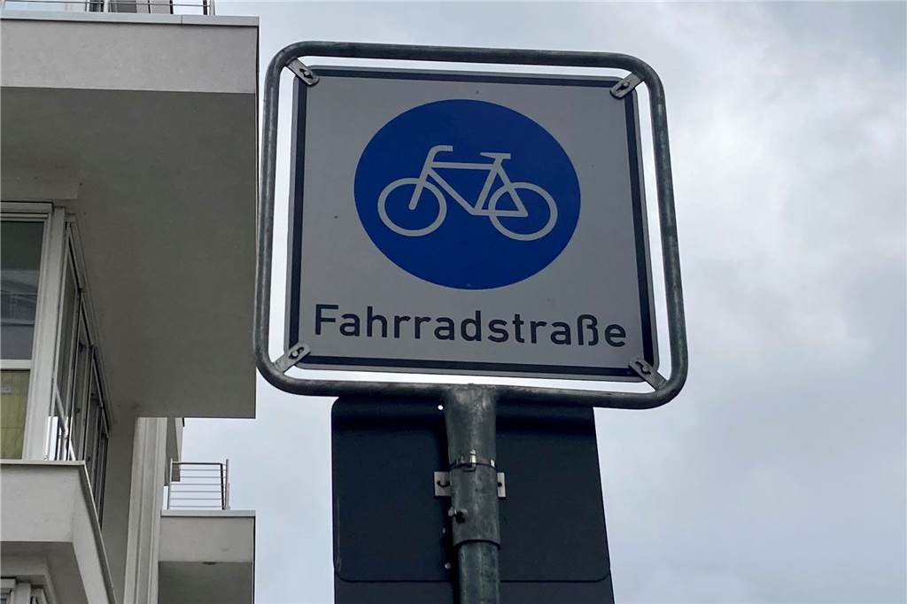 RS1-Fahrradstraße in Dortmund ist fertig - aber neue Regeln gelten noch nicht So sieht das Schild aus, das die Große Heimstraße und einen Teil der Sonnenstraße bald zur Fahrradstraße macht.