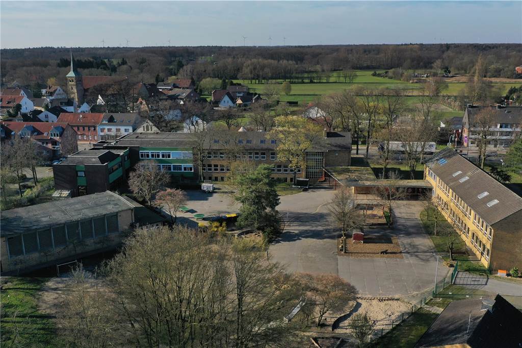 Corona-Testungen: Praxisteam kommt in Schule So sieht das Schulgelände der zwei Montessori-Schulen in Wulfen aus der Luft aus.