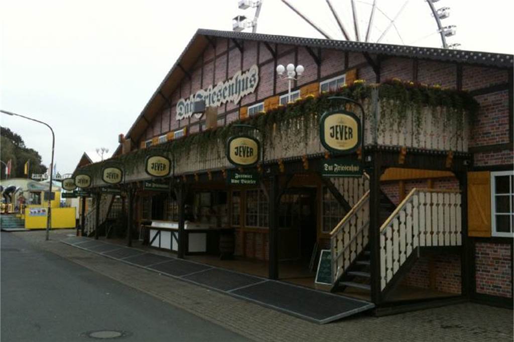 Aus dem Bayern- wird ein neues Partyzelt - das hat der neue Betreiber für Simjü vor So sieht „Dat Friesenhus“ der Firma Böseler aus. Ähnlich wird das Zelt auf der SimjJü aussehen. Einen Balkon oben auf der Empore wie hier wird es aber in Werne nicht geben, erklärt Peter Böseler.
