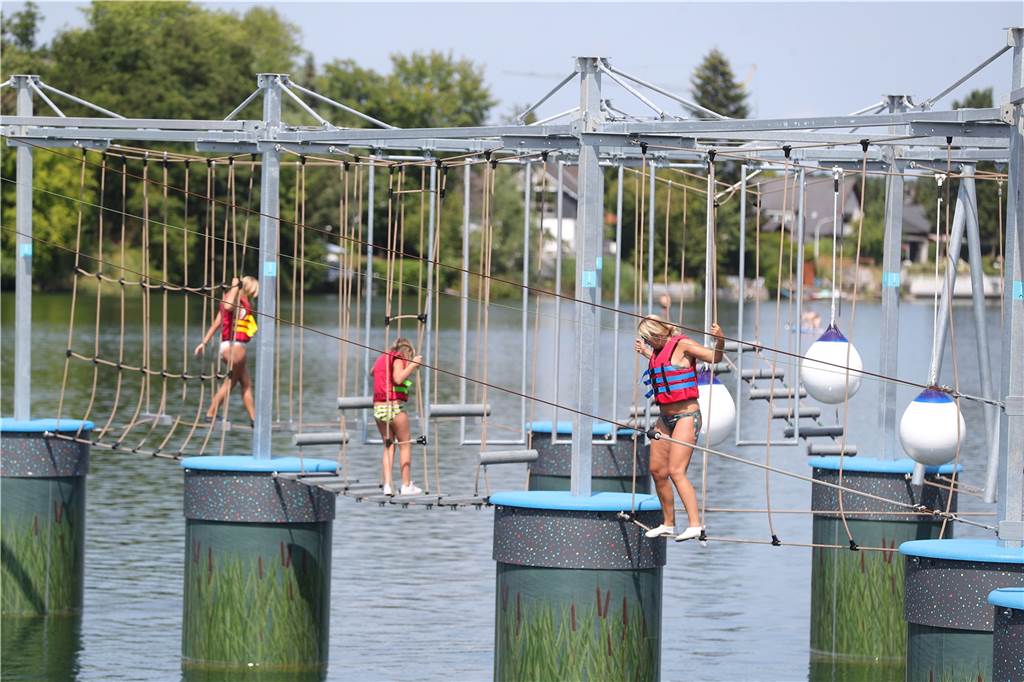 Kletterpark im Ternscher See: Aqua Climb hat noch bis zum Winter geöffnet So sieht der Aqua Climb im Sonnenschein aus: Auf den vielen Seilen, die zwischen den runden Plattformen gespannt sind, gilt es, das Gleichgewicht zu halten.